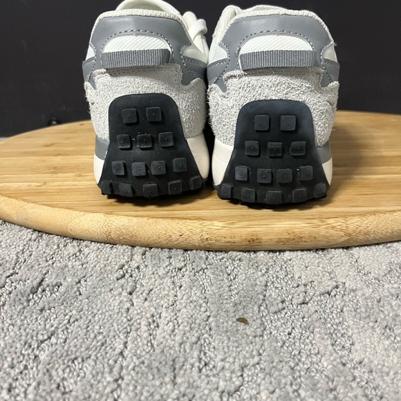 Women’s size 8 Reebok az in good condition suede is to - Picture 2 of 11